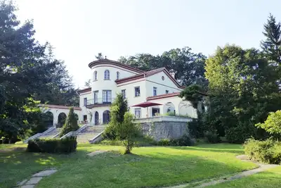 Image de Spectaculaire maison paysagée de type \"Château\" au centre d'Olot