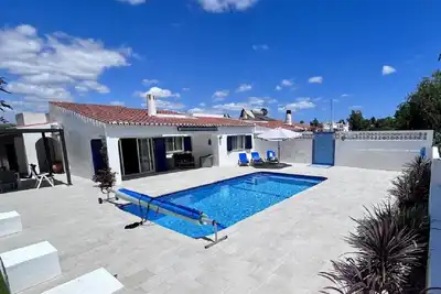 Image de Villa spacieuse de 3 chambres dans la piscine privée