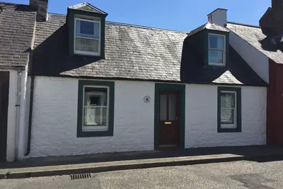 Image de Cottage écossais traditionnel en pierre du XVIIIe siècle à proximité de la rue principale