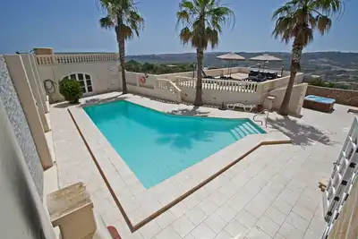 Image de Villa individuelle avec piscine et jacuzzi extérieur, entièrement climatisée à Xaghra, Gozo