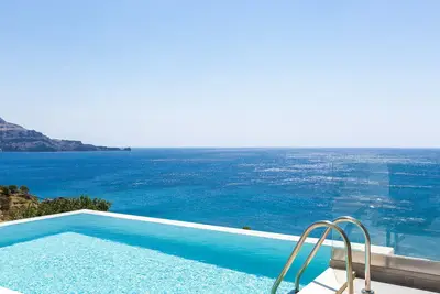 Image de À distance de marche de la plage, vue sur la mer éblouissante et piscine à débordement chauffée!