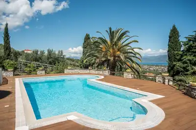 Image de Villa Panorama avec vue sur la mer et piscine commune