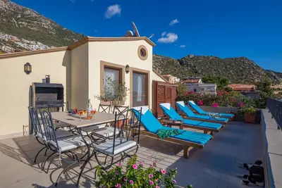 Kalkan central en face de la station de taxis, 3 chambres à coucher, une vue imprenable depuis le toit-terrasse