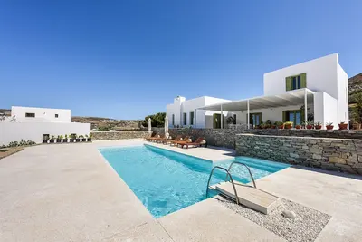 Image de Villa Aktaia, avec 3 chambres et piscine commune pour seulement 2 villas près de Parikia