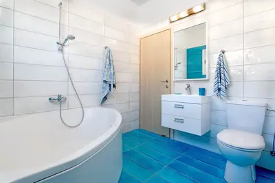 Image de Villa spacieuse de 4 chambres avec piscine. Idéal pour famille avec enfants, grand terrain de jeux.