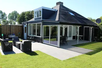 Image de 200m de la mer bungalow 6 personnes, dans un petit parc avec douche Ă l'italienne