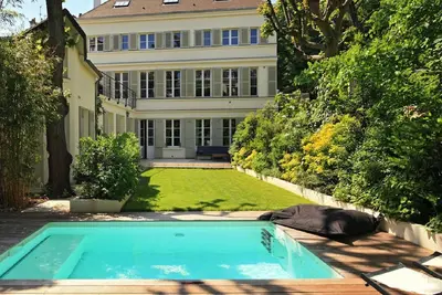 Image de Jardins du Panthéons, une maison exceptionnelle de 350m2 avec jardin et piscine