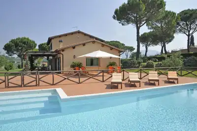 Image de Villa de luxe avec piscine privée et tennis dans la campagne romaine - Villa Laurentia