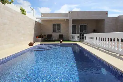 Image de Maison moderne avec piscine privée pour 2-4 personnes, urbaine et naturelle, avec Wifi et climatisation