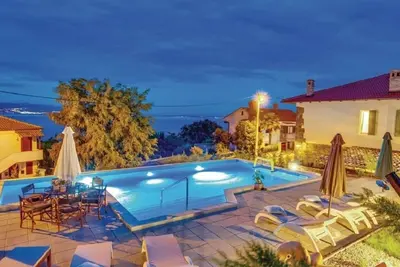Image de Villa en pierre avec grande piscine, à 500 mètres de la plage, avec une vue fantastique