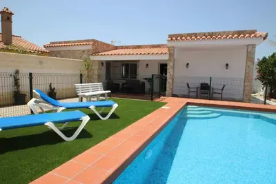 Image de Maison de vacances pour 4-5 personnes, près de la plage, avec piscine privée sécurisée pour enfants, espace barbecue et avec Wifi