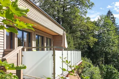 Image de Bungalow de luxe avec une grande terrasse ensoleillée comme un point culminant