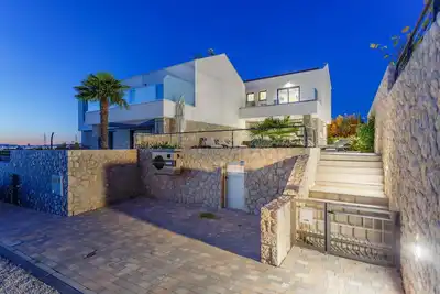 Villa neuve moderne avec piscine, grill, belle vue mer, au calme