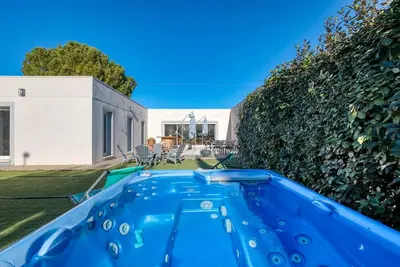 Image de Villa de standing (210m2)-Ac-Piscine-Spa-Salle jeux-Barbecue-Parking.