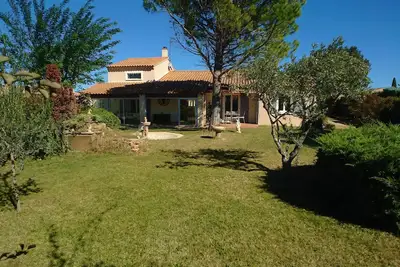 Image de Villa avec piscine chauffée et jardin clôturé