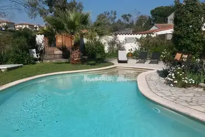 Image de villa avec piscine, jardin et tennis