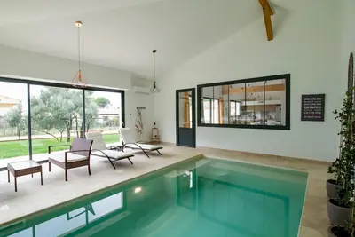 Image de L Oulivastre : Villa avec piscine intérieure