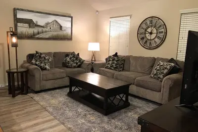 Image de Maison de trois chambres à coucher dans un quartier calme mais proche d'Ok City et de Norman
