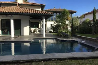 Image de Villa contemporaine baignée de soleil pleine de charme