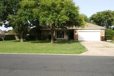Image de 4/2 Maison Exécutive dans un Quartier Calme et Établi sur 1/2 Acre Great Locatio