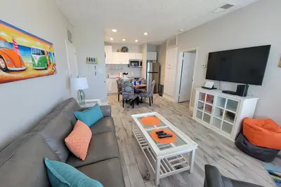 Image de Condo 1er étage avec vue sur un étang et une très courte promenade de la plage