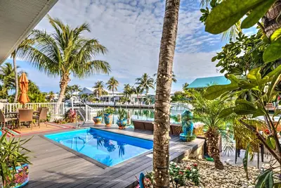 Image de 3 chambres à coucher Key Colony Beach Home avec piscine et Cabana Club! Dockage!