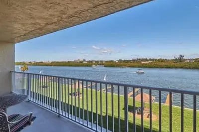 Image de Magnifique condo avec vue imprenable sur l'eau!