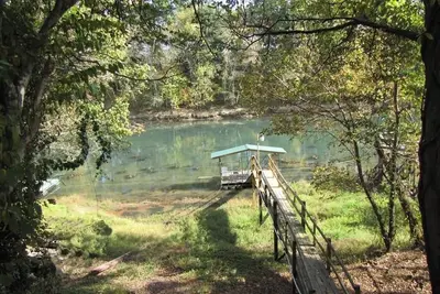 Image de 310 pieds de la petite rivière rouge. Pêche à la truite de renommée mondiale!