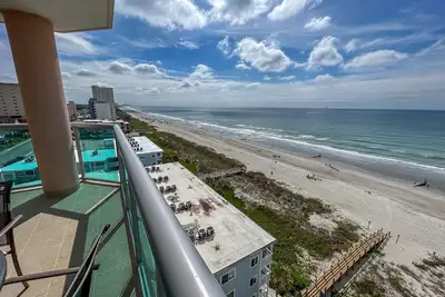 Image de 400 $ de rabais sur les semaines de juin! 4 chambres, 3 salles de bain condo en bord de mer. Wifi, laveuse / sécheuse. 8 personnes. Piscine intérieure et extérieure, 2 rivières paresseuses, piscines pour enfants, zones de cuve thermale, centre de rem. .