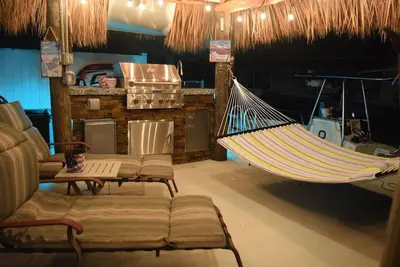 Image de Beau 3/2 sur le canal. Jacuzzi, plage privée avec accès à l'océan. Prêt pour R & R!