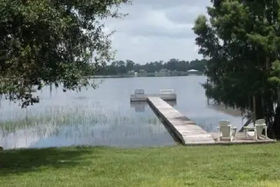 Image de 3/2/2 Lake House Location saisonnière. Environ 1800 m² habitables Pêche et navigation de plaisance.
