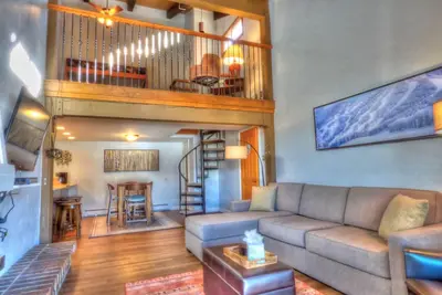 Image de Fresh Remodel Sleeps 7 Pool, Hot Tubs, Walk to Base, Cheminée, Pont privé