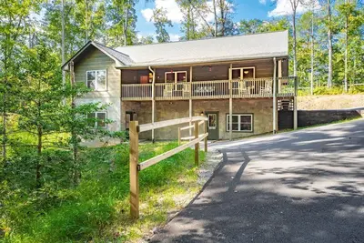 Image de Secluded 4 chambres / 4 salles de bain près de Gatlinburg / Pigeon Forge Salle De Jeu, Hot Tub