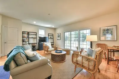Image de Maison décorée avec goût et confortablement meublée à quelques minutes des plages de la région