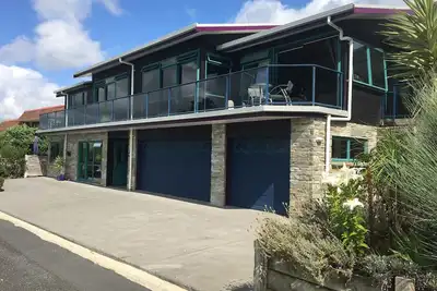 Image de Maison super spacieuse avec une vue magnifique sur l'eau