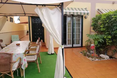 Camelot est une maison de ville moderne confortable et calme dans le style traditionnel des Canaries