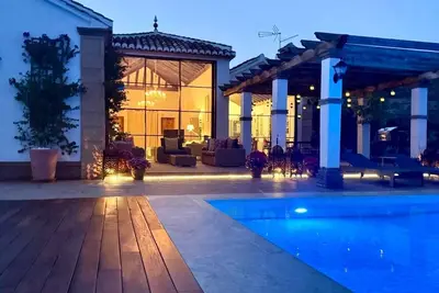Image de Villa rurale traditionnelle avec une vue fantastique et une grande piscine privée