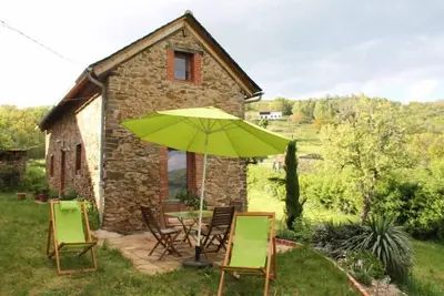 Image de Une Sorcière sur le toit - Gîte** en Aveyron: Campagne et tranquillité absolue!