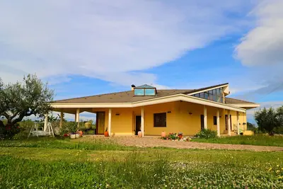 Image de Villa avec grand jardin Ă 10 minutes de la plage