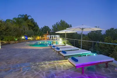 Image de Maison avec piscine privée et de nombreux espaces de plaisir pour la famille. San Rafael