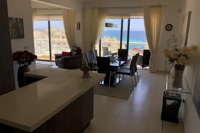 Image de Ta Monita Marsascala Luxueux 2 chambres \/ 2 salles de bain apartm avec vue sur la mer avec accès à la piscine