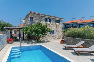 Image de Villa de luxe pour 4-5 personnes - 2 chambres - 2 salles de bain - piscine