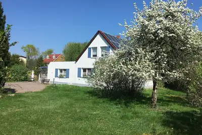Image de Grande maison de vacances pour 9 personnes avec grand terrain, barbecue + sauna + lac