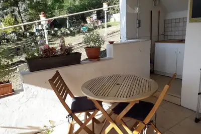 Image de Studio meublé calme, idéal avec parking et commerces à proximité!