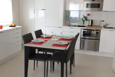 Image de Studio lumineux  et très agréable à  500 m du centre ville et De la plage