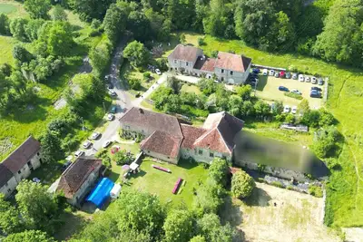 Image de Deux maisons de caractère dans un hameau historique isolé en forêt.