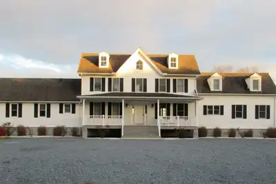 Image de Ch Waterfront Home w \/ Dock, piscine, plage de sable, kayaks, 5br \/ 3. 5ba peut accueillir jusqu'à 19