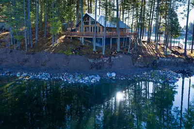 Image de Cabine Waterfront Island avec ponton près de Bigfork