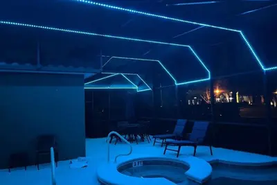 Image de Piscine de luxe à domicile à quelques pas des commodités du complexe. 4416