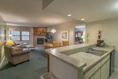 Image de Super Condo pour une famille à côté du centre de loisirs avec piscine, bain à remous, salle de jeux et plus!
